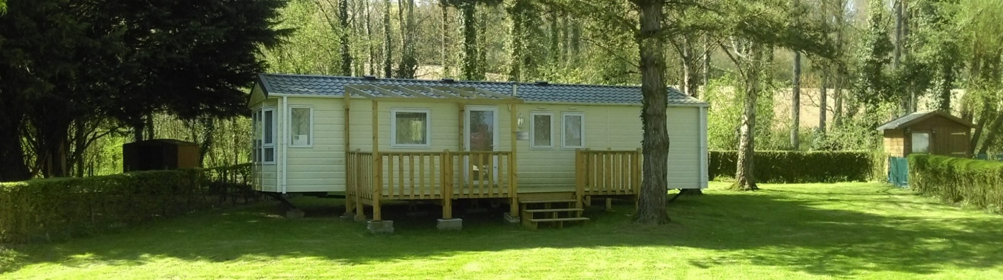 Mobil-home ombragé au camping Pas de Calais